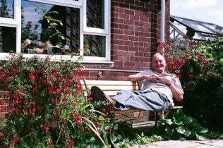 Graham in his neighbour Margaret's prefab garden, North Wingfield, August 2005 | Elisabeth Blanchet